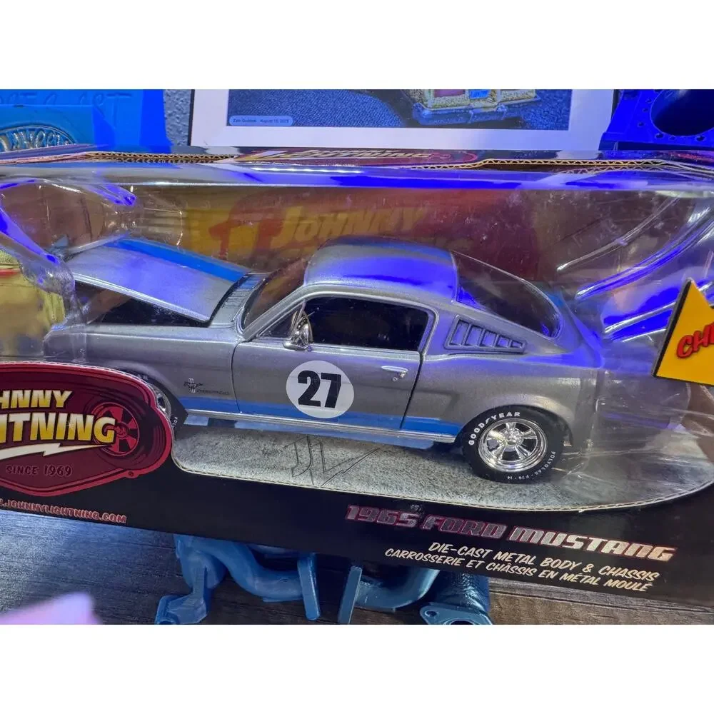 Johnny Lightning 1/24 muscle cars r23 1965 Ford Mustang